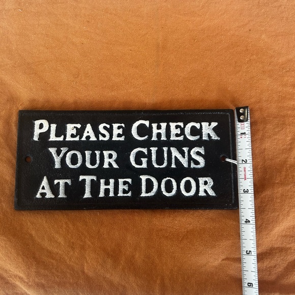 Cast Iron Wall Plaque “Please Check Your Guns At The Door” - Picture 4 of 4